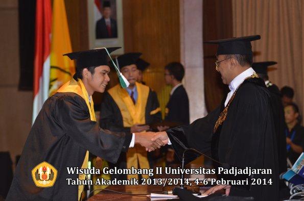 wisuda-unpad-gel-ii-ta-2013_2014-fakultas-pertanian-oleh-rektor-053