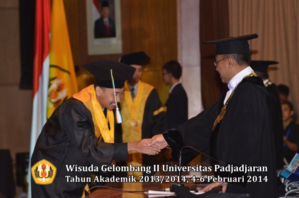 wisuda-unpad-gel-ii-ta-2013_2014-fakultas-pertanian-oleh-rektor-054