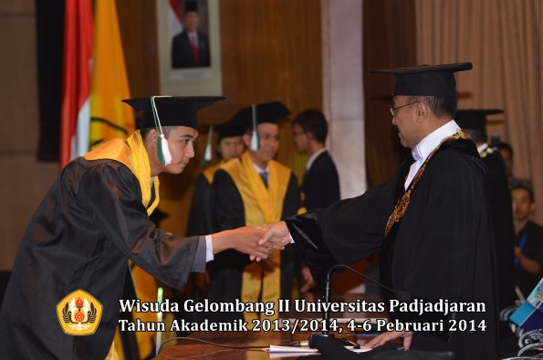 wisuda-unpad-gel-ii-ta-2013_2014-fakultas-pertanian-oleh-rektor-055