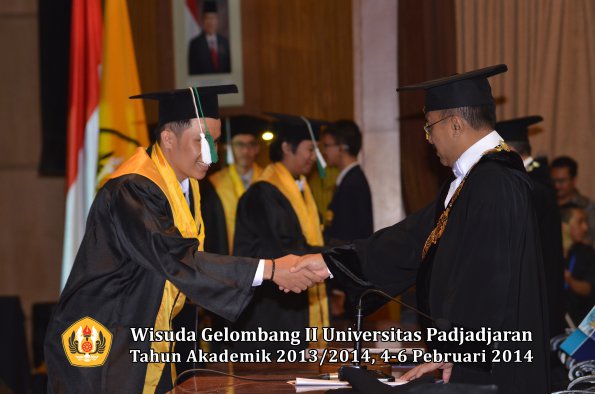 wisuda-unpad-gel-ii-ta-2013_2014-fakultas-pertanian-oleh-rektor-056