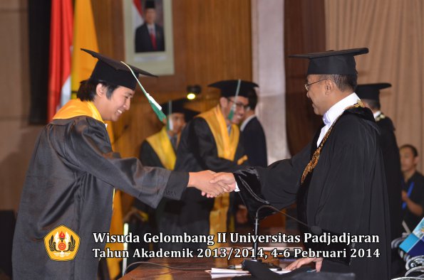 wisuda-unpad-gel-ii-ta-2013_2014-fakultas-pertanian-oleh-rektor-057