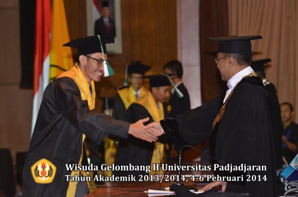 wisuda-unpad-gel-ii-ta-2013_2014-fakultas-pertanian-oleh-rektor-058