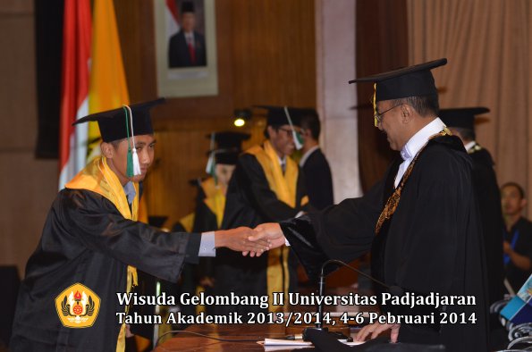 wisuda-unpad-gel-ii-ta-2013_2014-fakultas-pertanian-oleh-rektor-059