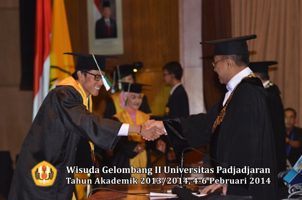 wisuda-unpad-gel-ii-ta-2013_2014-fakultas-pertanian-oleh-rektor-060