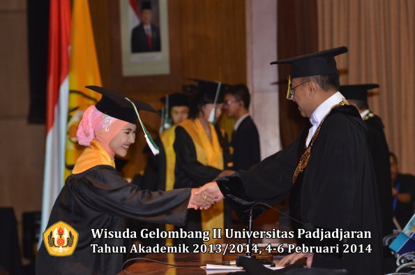 wisuda-unpad-gel-ii-ta-2013_2014-fakultas-pertanian-oleh-rektor-061