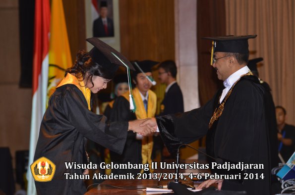 wisuda-unpad-gel-ii-ta-2013_2014-fakultas-pertanian-oleh-rektor-062