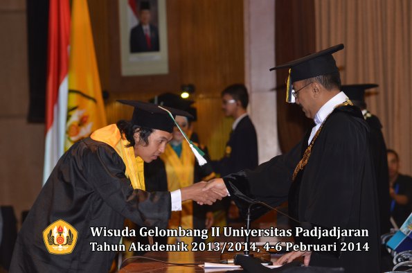 wisuda-unpad-gel-ii-ta-2013_2014-fakultas-pertanian-oleh-rektor-063