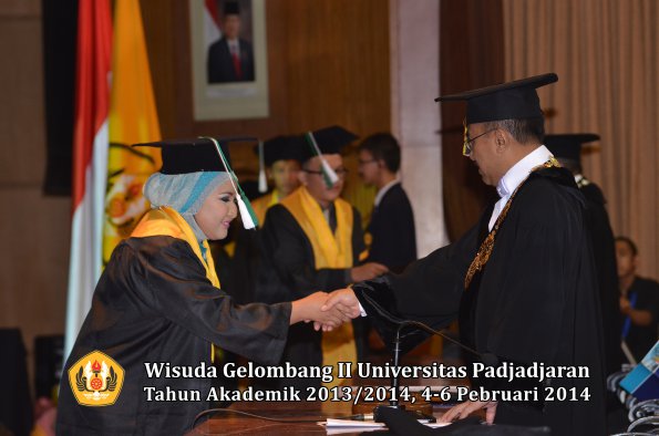 wisuda-unpad-gel-ii-ta-2013_2014-fakultas-pertanian-oleh-rektor-064