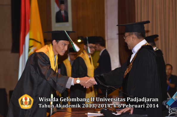 wisuda-unpad-gel-ii-ta-2013_2014-fakultas-pertanian-oleh-rektor-066