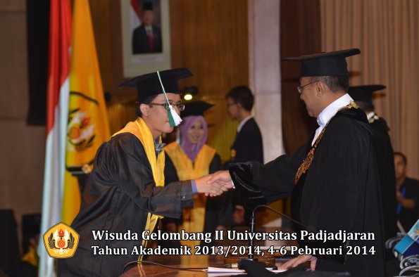 wisuda-unpad-gel-ii-ta-2013_2014-fakultas-pertanian-oleh-rektor-068