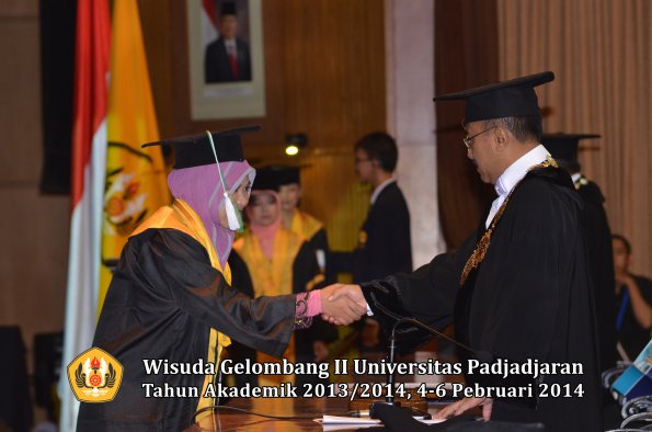 wisuda-unpad-gel-ii-ta-2013_2014-fakultas-pertanian-oleh-rektor-069