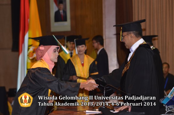 wisuda-unpad-gel-ii-ta-2013_2014-fakultas-pertanian-oleh-rektor-070