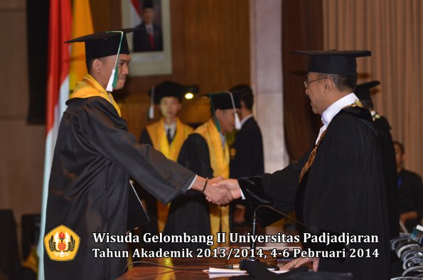 wisuda-unpad-gel-ii-ta-2013_2014-fakultas-pertanian-oleh-rektor-077