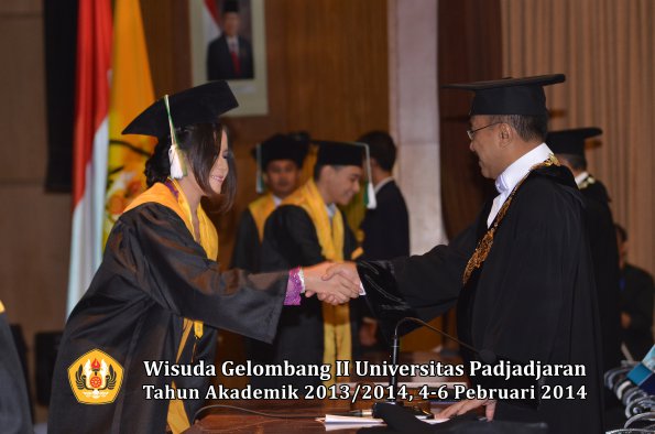 wisuda-unpad-gel-ii-ta-2013_2014-fakultas-pertanian-oleh-rektor-081