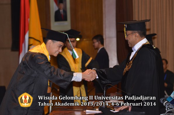 wisuda-unpad-gel-ii-ta-2013_2014-fakultas-pertanian-oleh-rektor-082