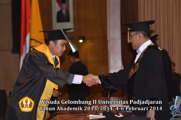 wisuda-unpad-gel-ii-ta-2013_2014-fakultas-pertanian-oleh-rektor-083