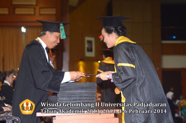 wisuda-unpad-gel-ii-ta-2013_2014-fakultas-tip-oleh-dekan-002