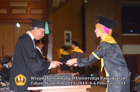 wisuda-unpad-gel-ii-ta-2013_2014-fakultas-tip-oleh-dekan-026