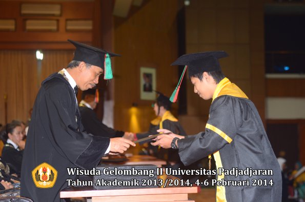 wisuda-unpad-gel-ii-ta-2013_2014-fakultas-tip-oleh-dekan-028