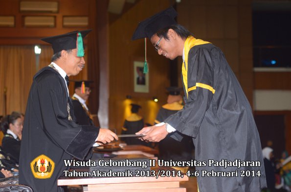 wisuda-unpad-gel-ii-ta-2013_2014-fakultas-tip-oleh-dekan-033