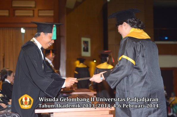 wisuda-unpad-gel-ii-ta-2013_2014-fakultas-tip-oleh-dekan-041