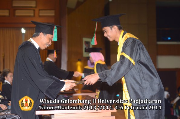 wisuda-unpad-gel-ii-ta-2013_2014-fakultas-tip-oleh-dekan-052