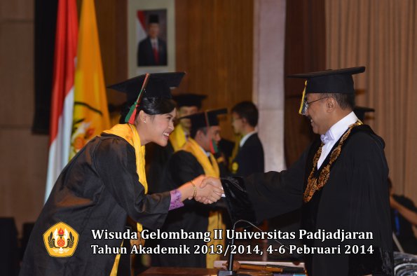 wisuda-unpad-gel-ii-ta-2013_2014-fakultas-tip-oleh-rektor-002