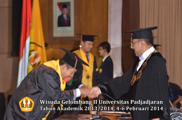 wisuda-unpad-gel-ii-ta-2013_2014-fakultas-tip-oleh-rektor-003