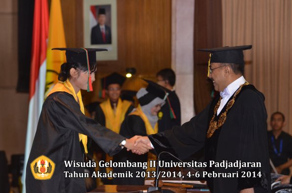 wisuda-unpad-gel-ii-ta-2013_2014-fakultas-tip-oleh-rektor-006