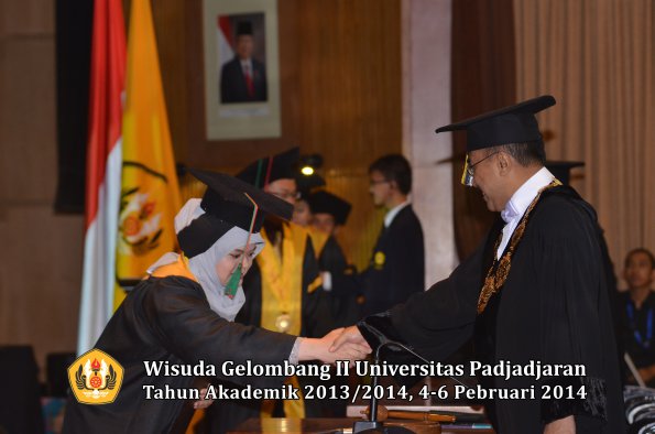 wisuda-unpad-gel-ii-ta-2013_2014-fakultas-tip-oleh-rektor-007