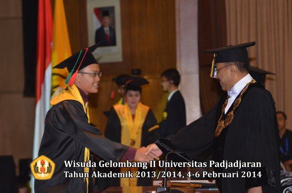 wisuda-unpad-gel-ii-ta-2013_2014-fakultas-tip-oleh-rektor-008