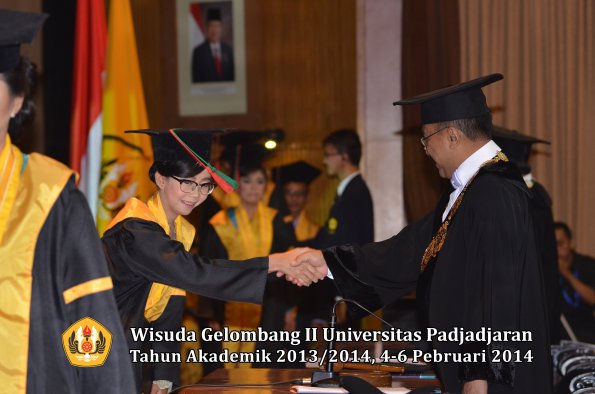 wisuda-unpad-gel-ii-ta-2013_2014-fakultas-tip-oleh-rektor-021