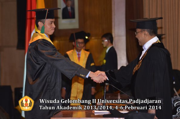 wisuda-unpad-gel-ii-ta-2013_2014-fakultas-tip-oleh-rektor-023