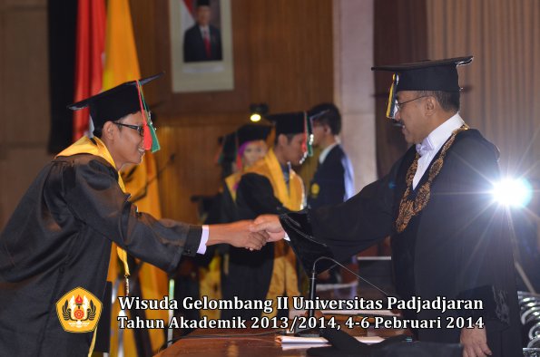 wisuda-unpad-gel-ii-ta-2013_2014-fakultas-tip-oleh-rektor-024