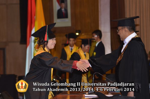 wisuda-unpad-gel-ii-ta-2013_2014-fakultas-tip-oleh-rektor-027