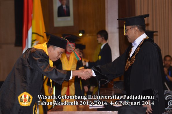 wisuda-unpad-gel-ii-ta-2013_2014-fakultas-tip-oleh-rektor-029