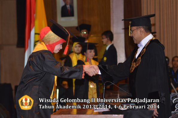 wisuda-unpad-gel-ii-ta-2013_2014-fakultas-tip-oleh-rektor-030