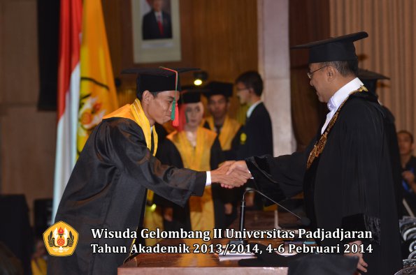 wisuda-unpad-gel-ii-ta-2013_2014-fakultas-tip-oleh-rektor-034