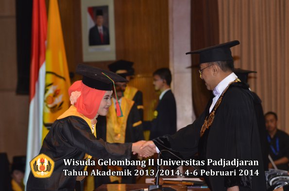 wisuda-unpad-gel-ii-ta-2013_2014-fakultas-tip-oleh-rektor-035