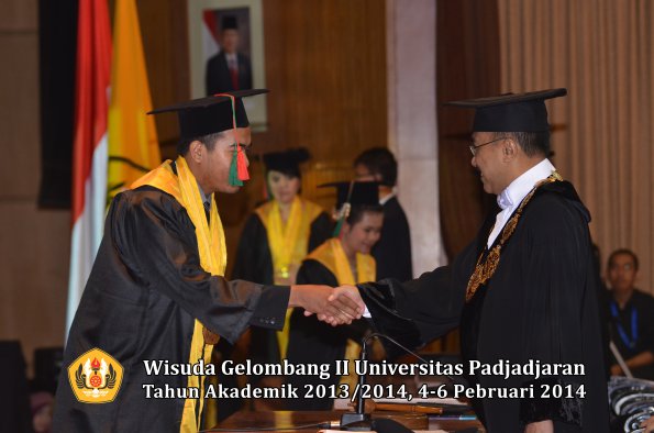 wisuda-unpad-gel-ii-ta-2013_2014-fakultas-tip-oleh-rektor-039