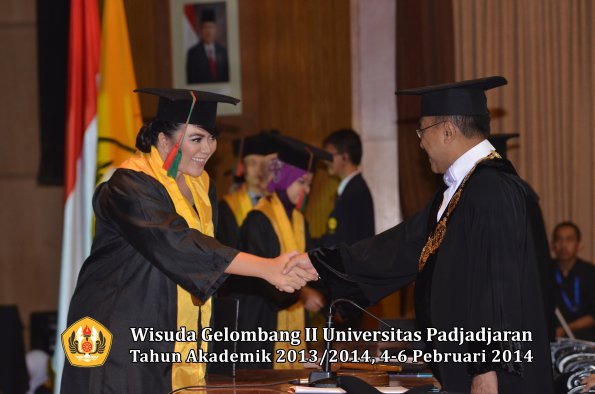 wisuda-unpad-gel-ii-ta-2013_2014-fakultas-tip-oleh-rektor-041