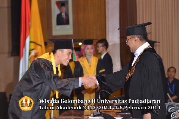 wisuda-unpad-gel-ii-ta-2013_2014-fakultas-tip-oleh-rektor-043