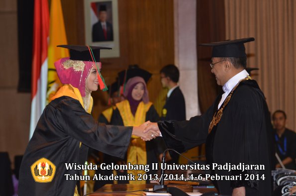 wisuda-unpad-gel-ii-ta-2013_2014-fakultas-tip-oleh-rektor-044