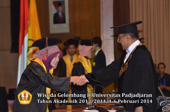 wisuda-unpad-gel-ii-ta-2013_2014-fakultas-tip-oleh-rektor-045