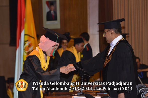 wisuda-unpad-gel-ii-ta-2013_2014-fakultas-tip-oleh-rektor-046