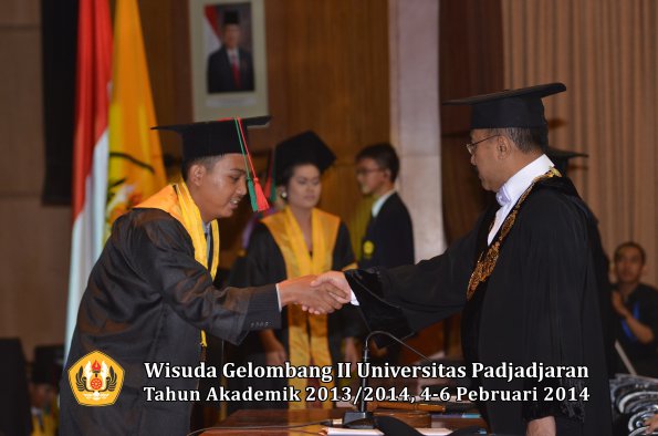 wisuda-unpad-gel-ii-ta-2013_2014-fakultas-tip-oleh-rektor-047