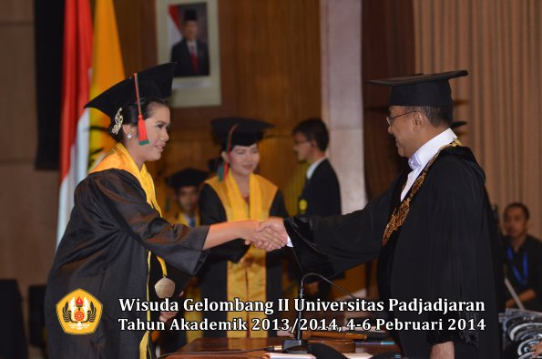 wisuda-unpad-gel-ii-ta-2013_2014-fakultas-tip-oleh-rektor-048