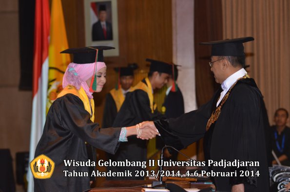 wisuda-unpad-gel-ii-ta-2013_2014-fakultas-tip-oleh-rektor-051