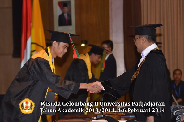 wisuda-unpad-gel-ii-ta-2013_2014-fakultas-tip-oleh-rektor-052