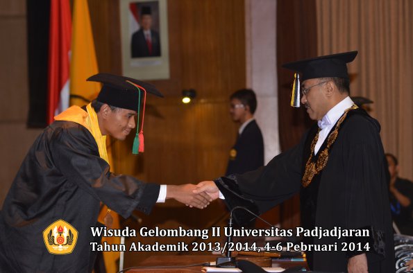 wisuda-unpad-gel-ii-ta-2013_2014-fakultas-tip-oleh-rektor-053